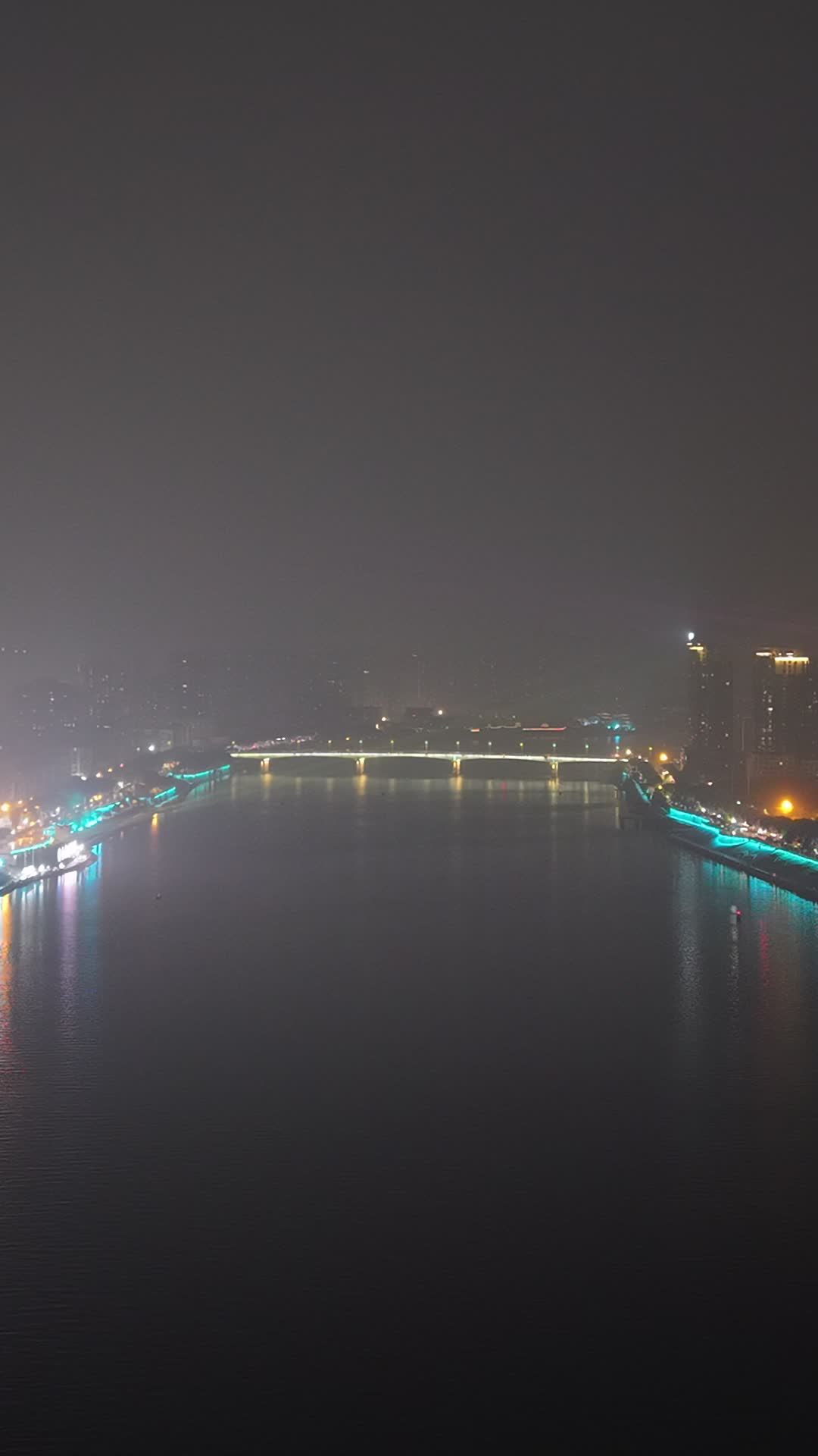 夜色中的河流与桥梁