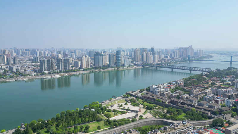 航拍湖北襄阳古城临汉门公园