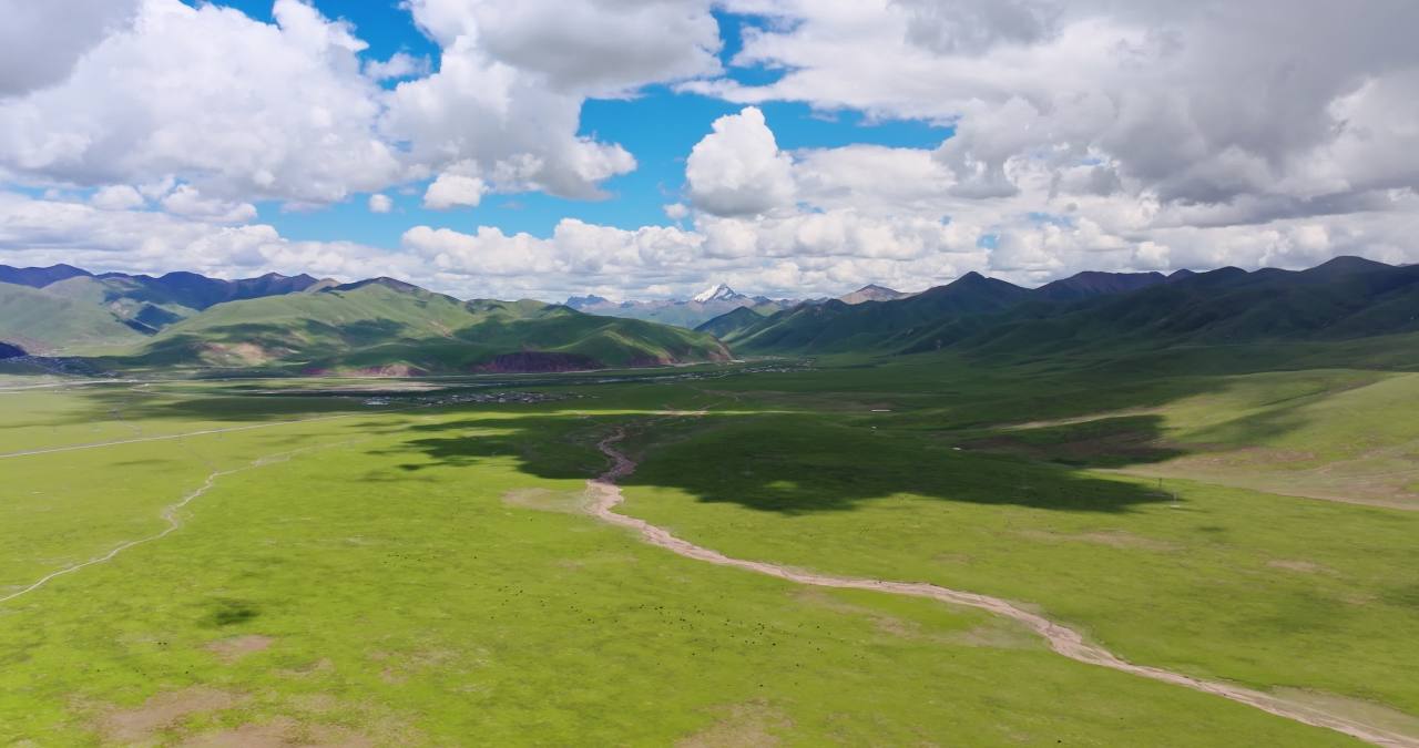 西藏那曲草原尽头的巍峨雪山航拍视频