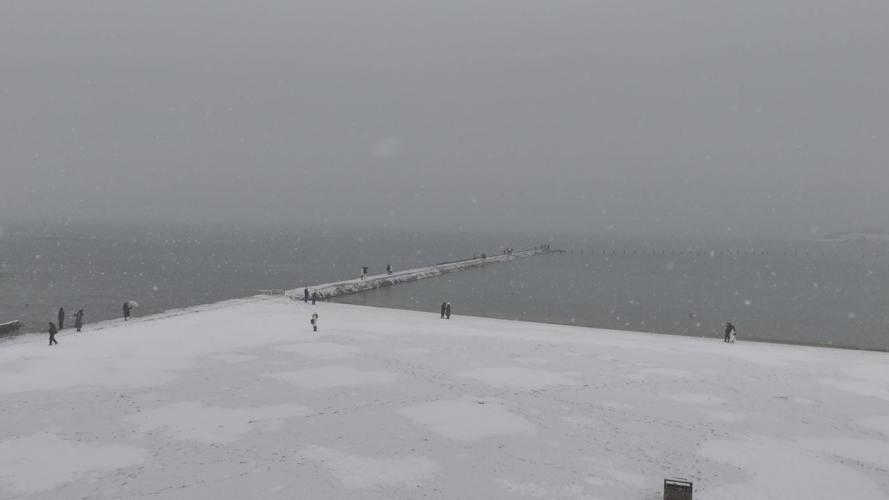 青岛第三海水浴场城市海边雪景航拍 2