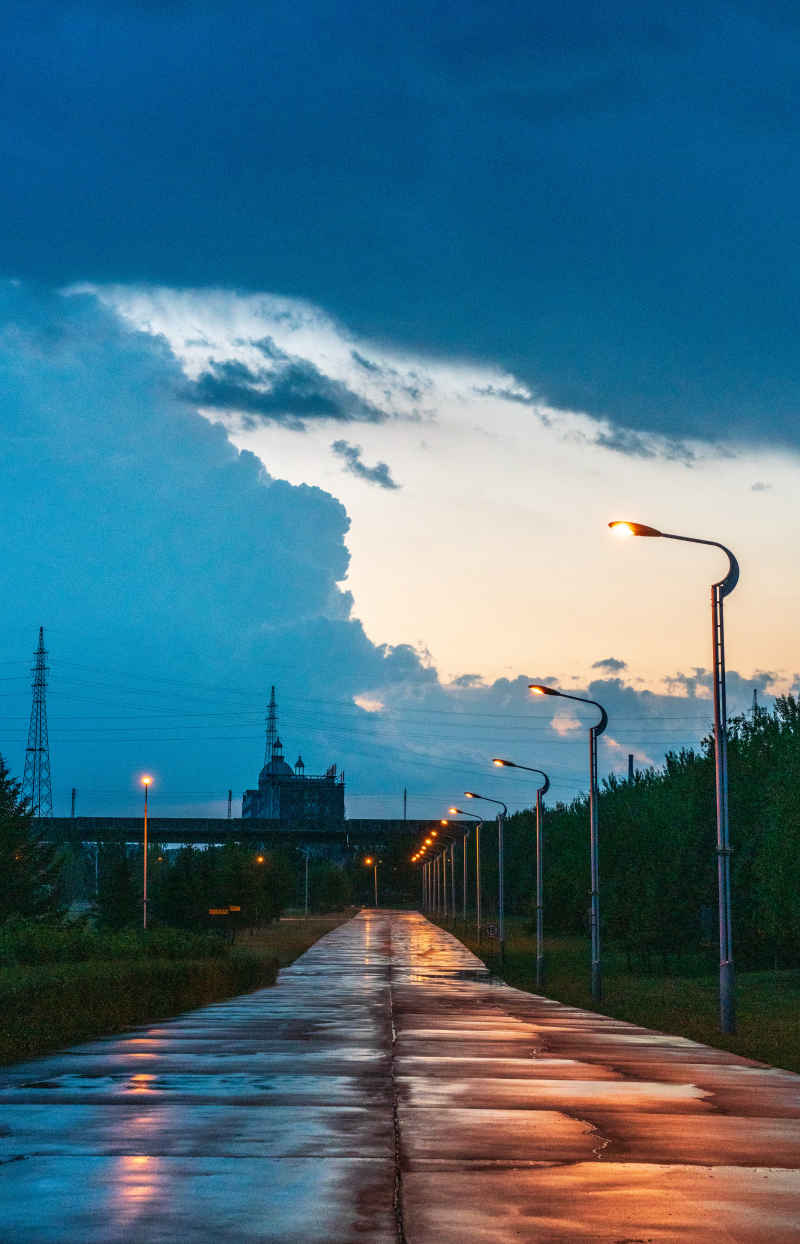 雨后夕阳小路