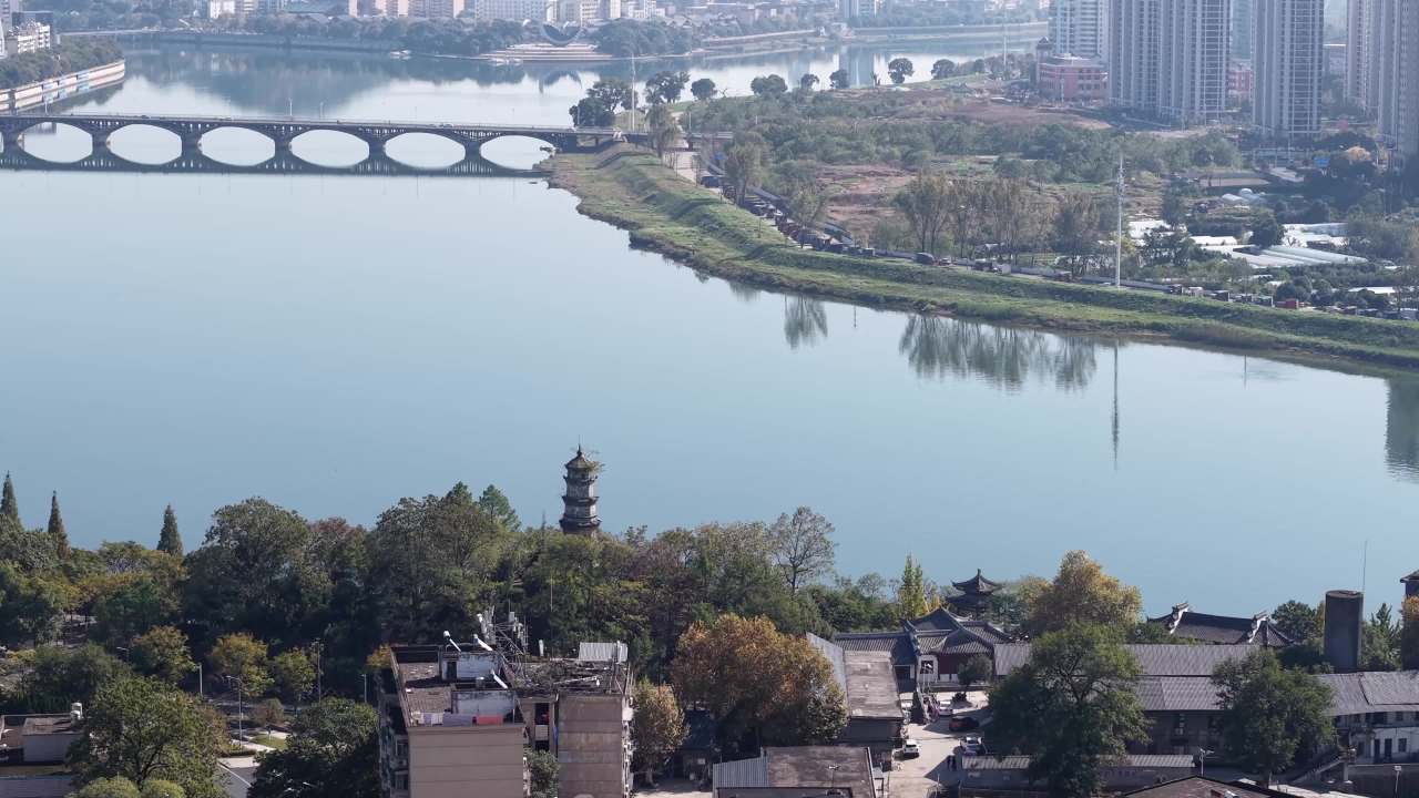 河畔古塔与现代城市的和谐共存