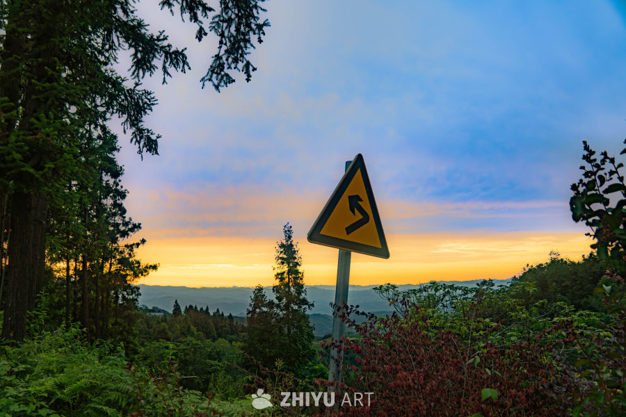 夕阳下的山路弯道