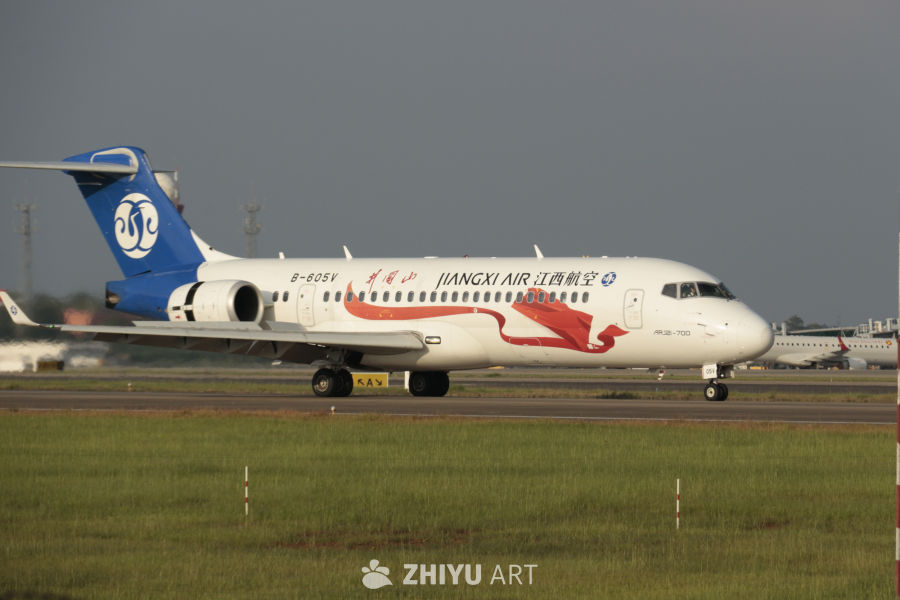 江西航空ARJ21-700飞机准备起飞