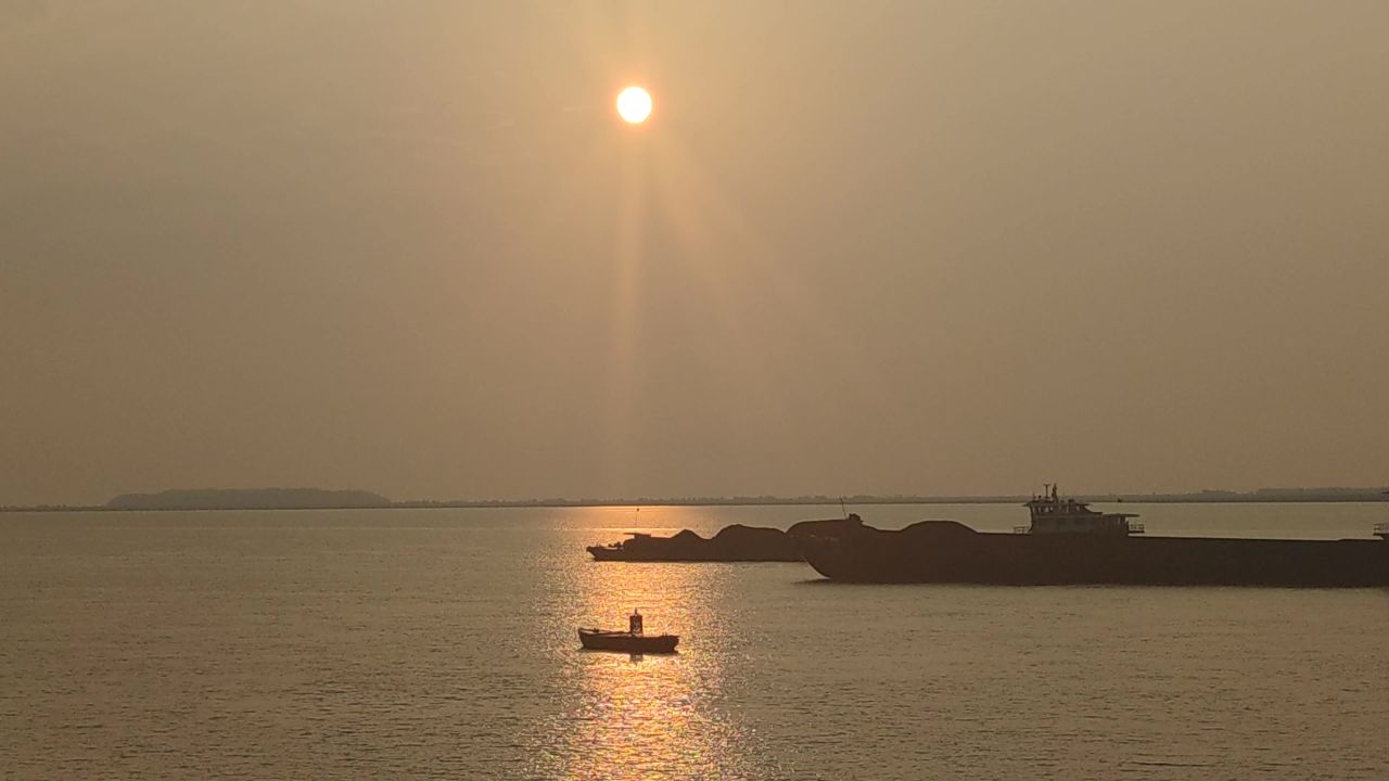 湖南岳阳洞庭湖日落晚霞夕阳实拍