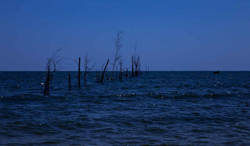 阴暗，汹涌的海面