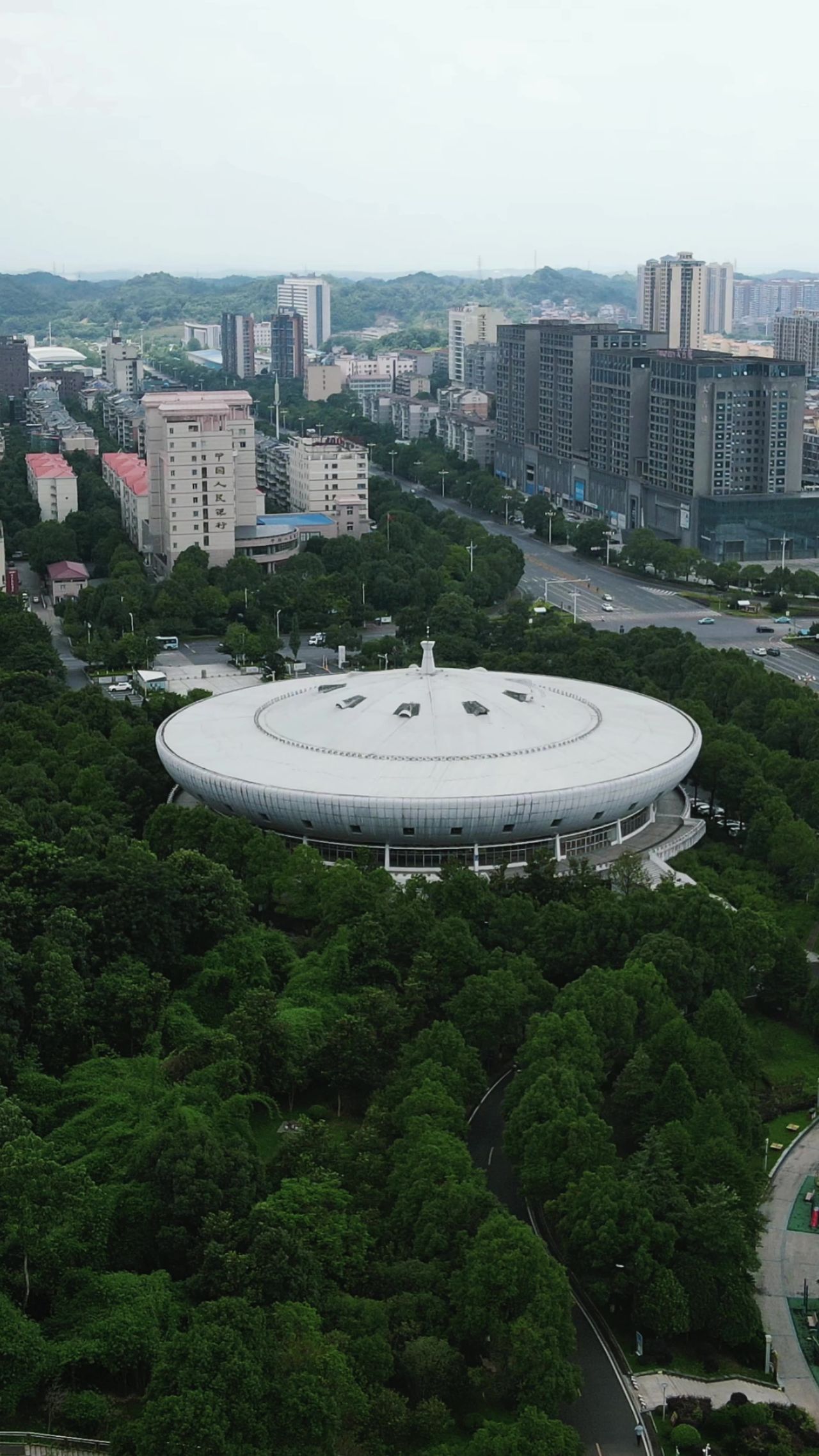 城市航拍湖南益阳游泳馆竖屏