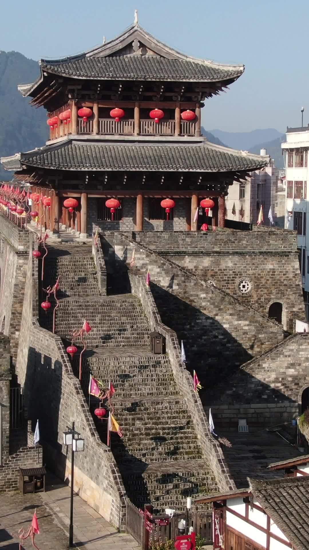 古韵城墙与红灯映山色