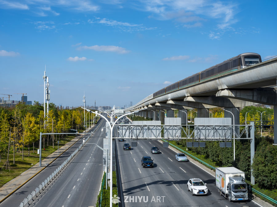 城市高架地铁与道路景象