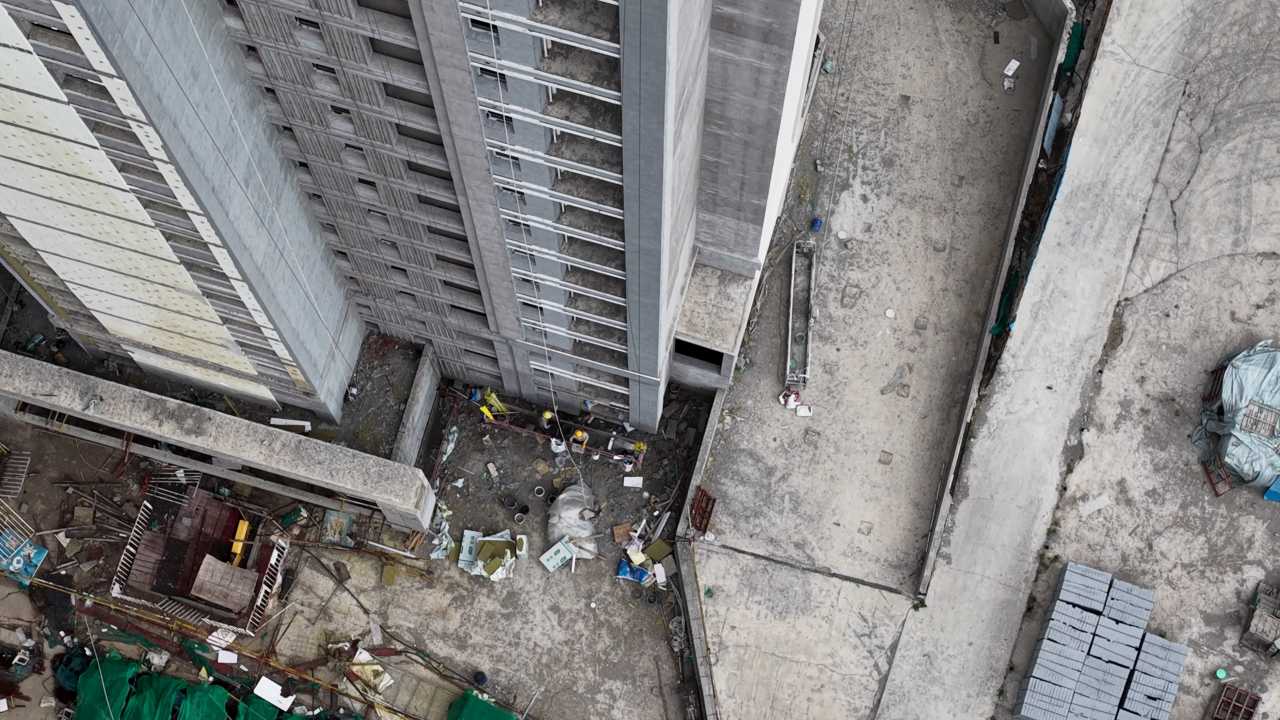 高楼建设中的繁忙景象