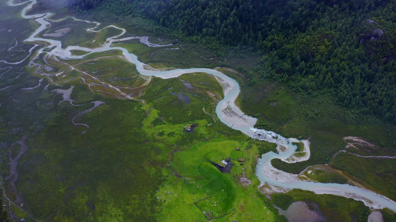 航拍雨中的川西莲花湖深处河谷湿地风光