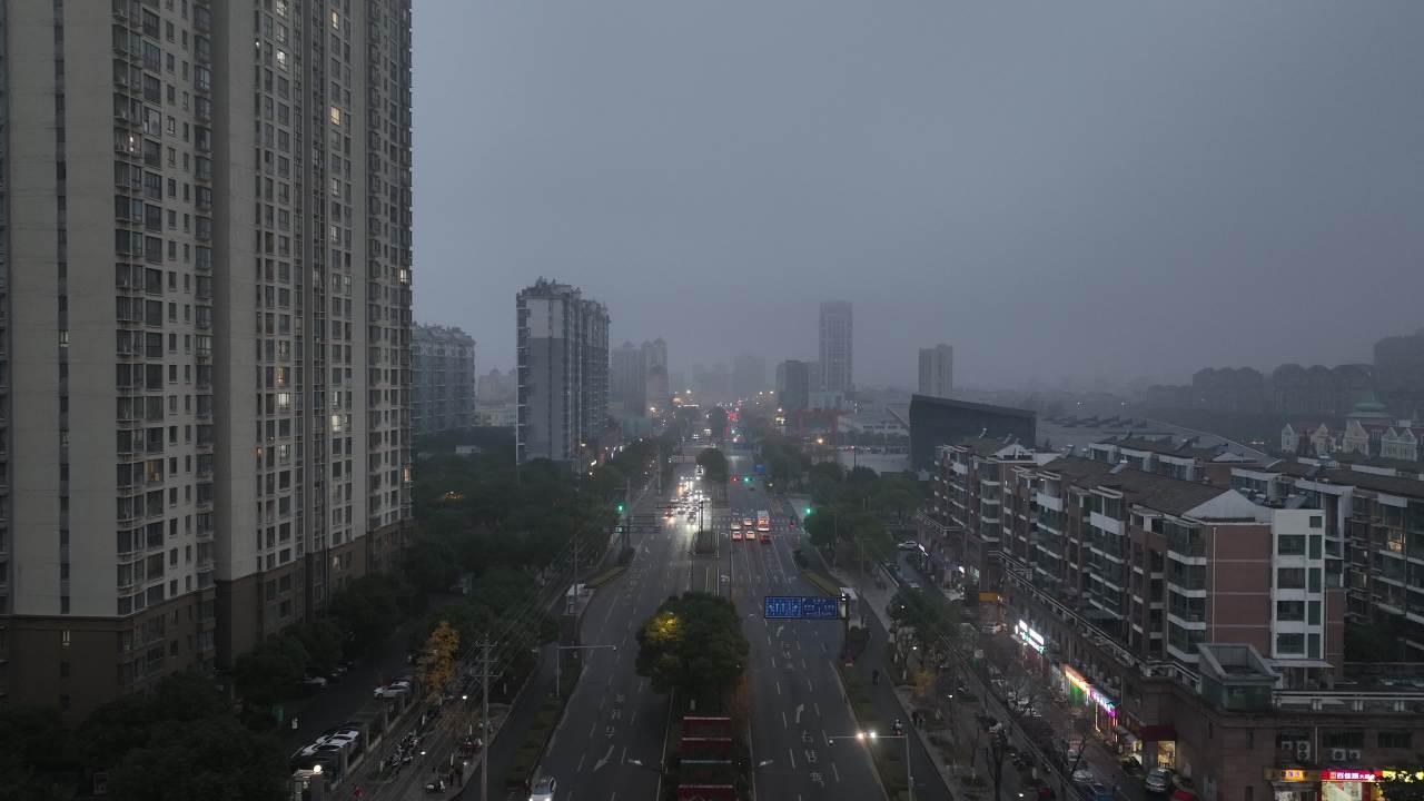 航拍雨雾天气下的昆山城镇风光 5