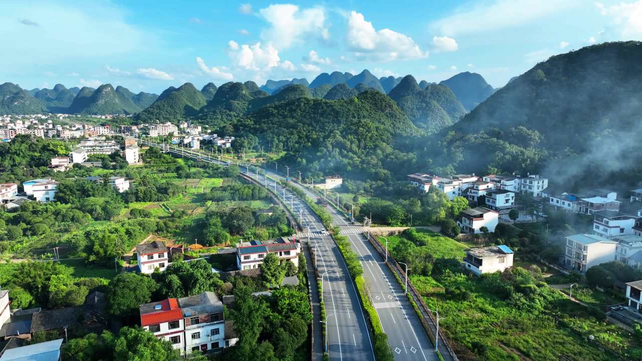 乡村公路与山峦的和谐之美