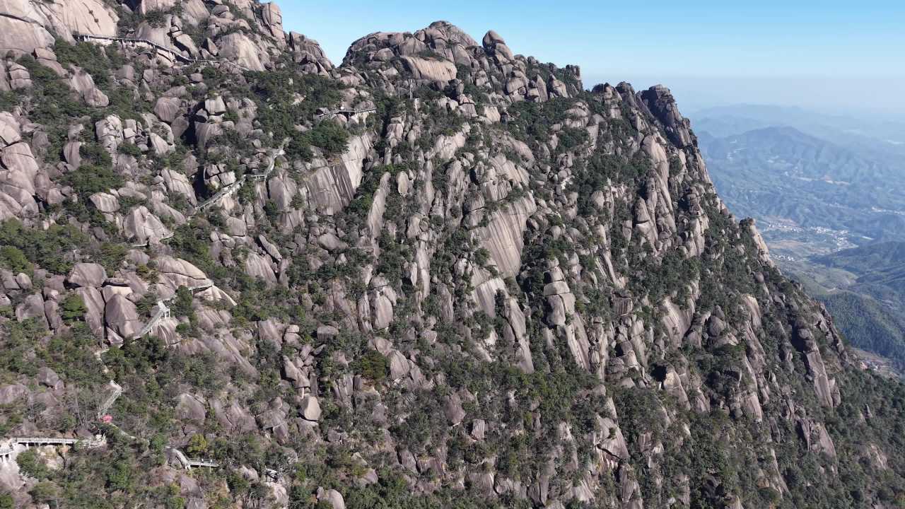 巍峨山峰的壮丽景色