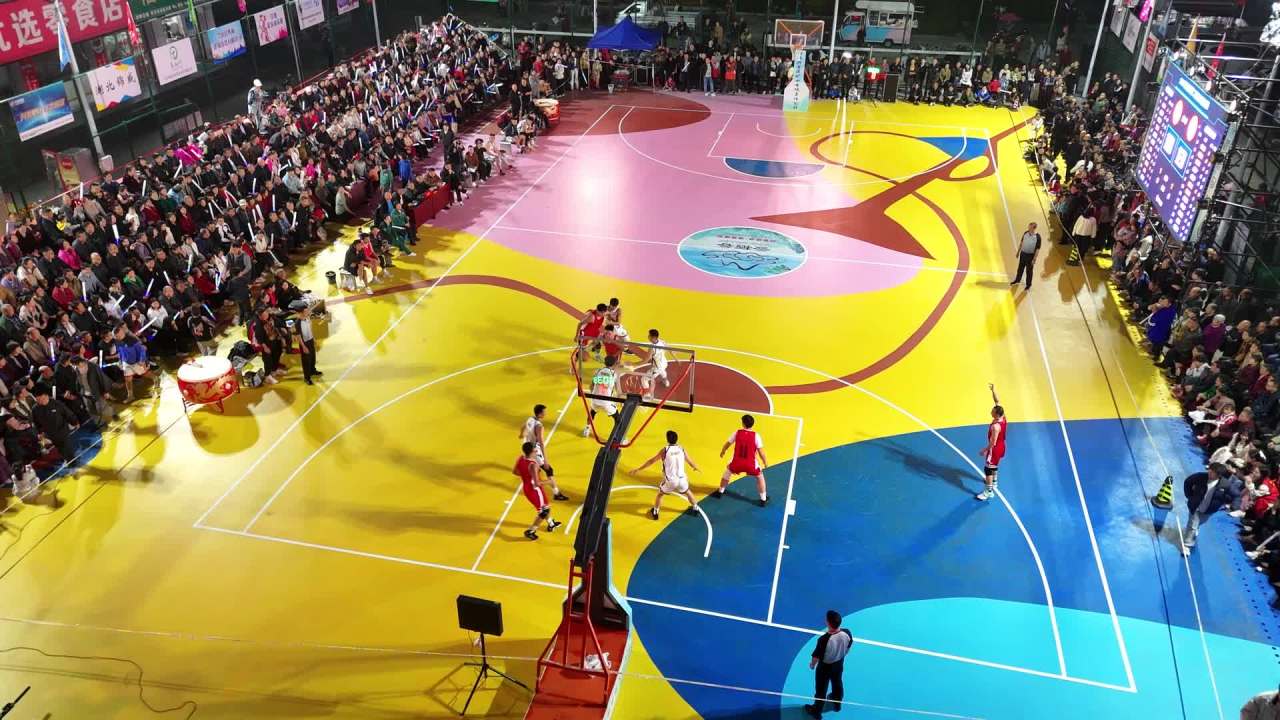 夜间篮球赛：彩色球场上的激烈对决