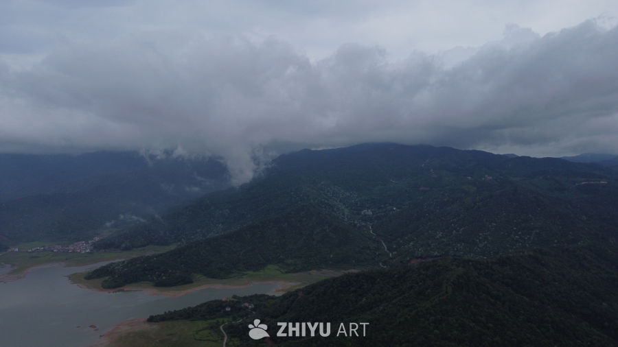 云雾缭绕的山湖景色