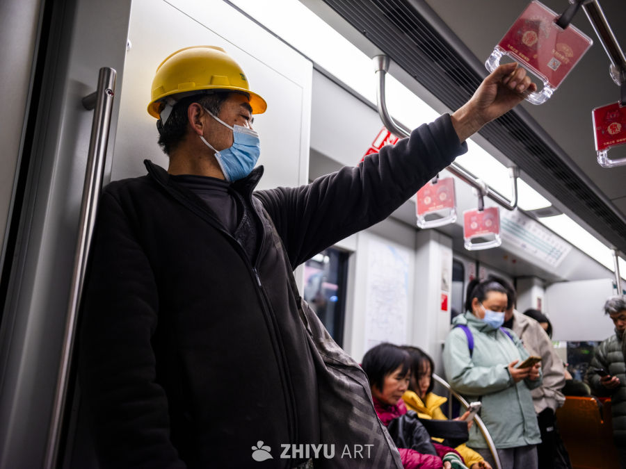 地铁上的日常：戴帽口罩的工人