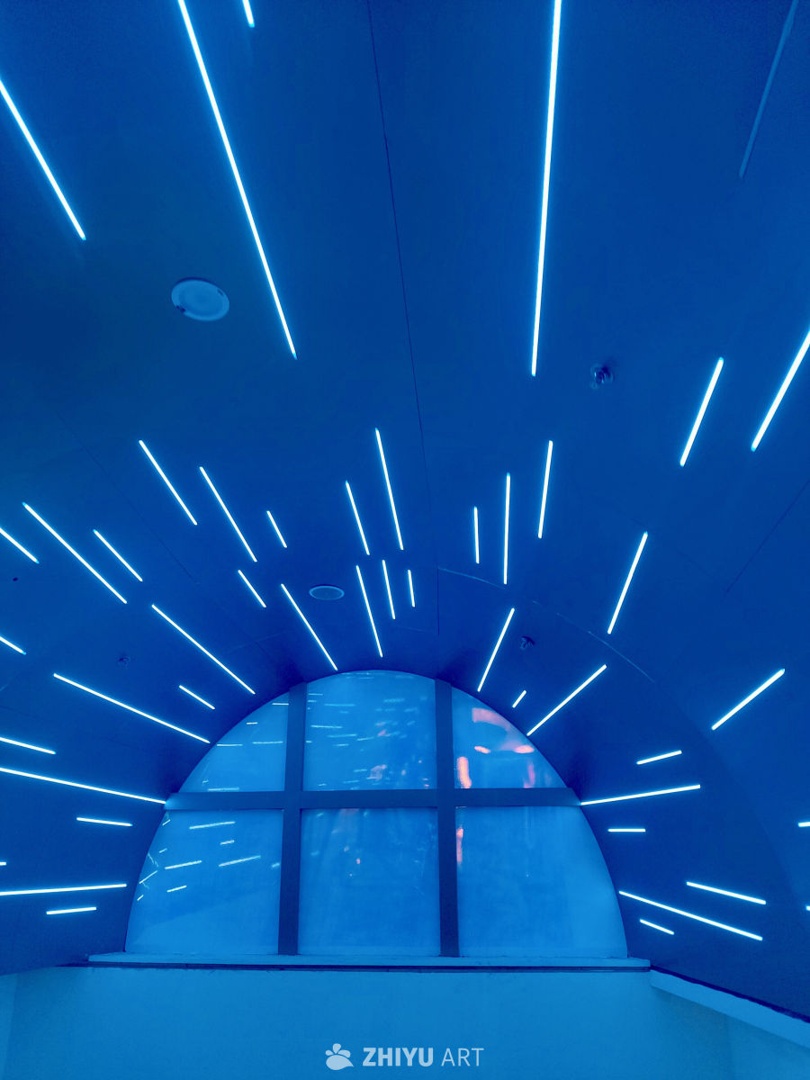 蓝色霓虹线条拱形空间特写