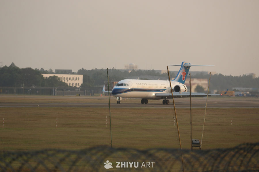 清晨雾中起飞的中国南方航空客机