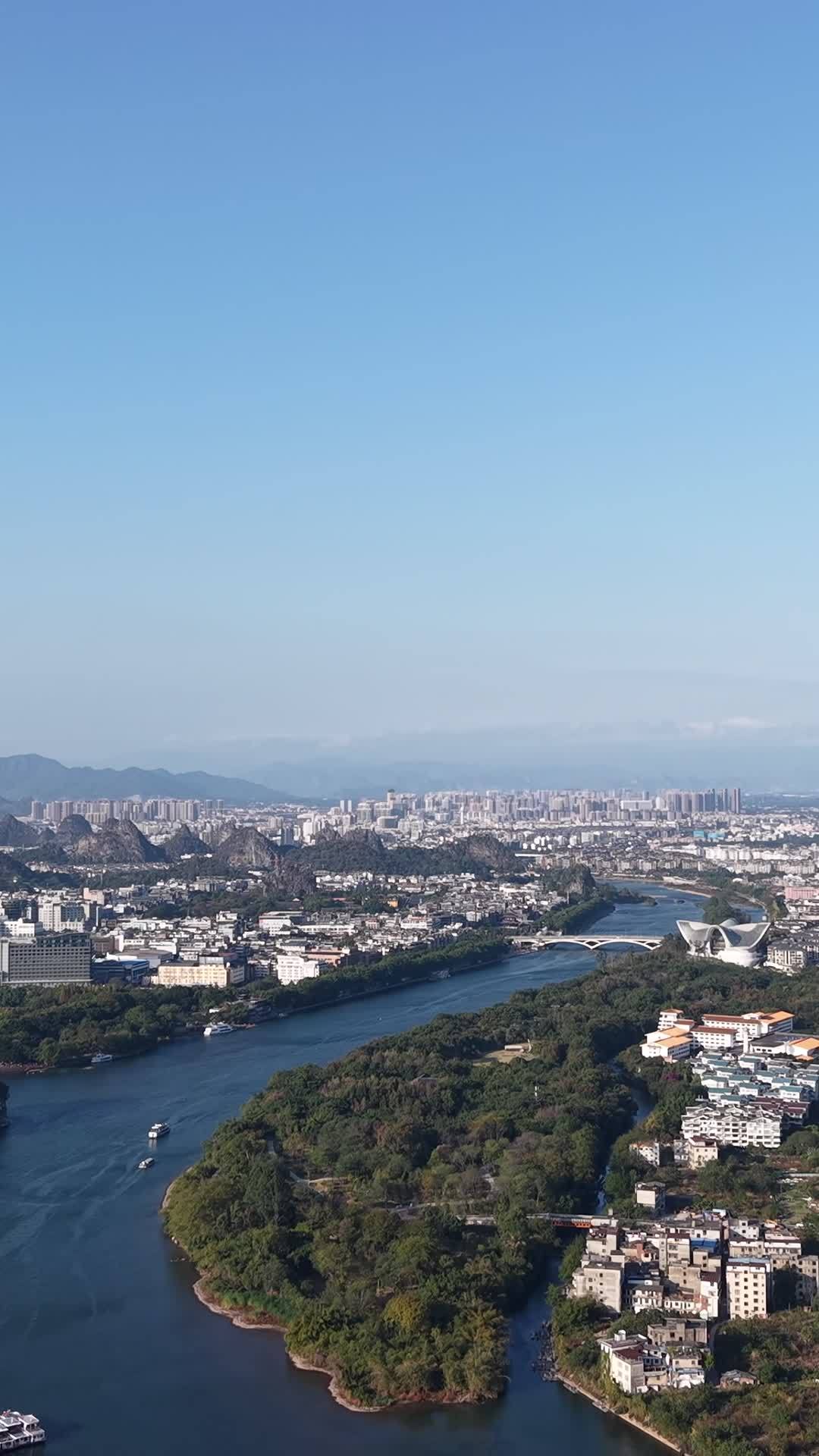 城市河畔的宁静时光