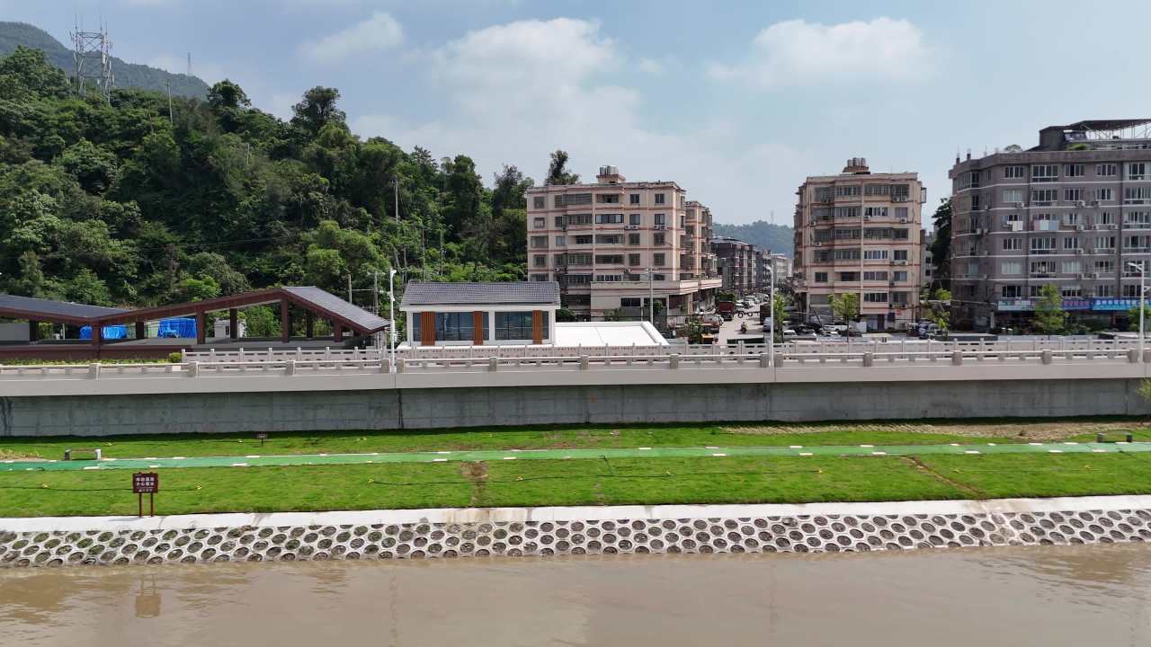 城市河边的宁静生活