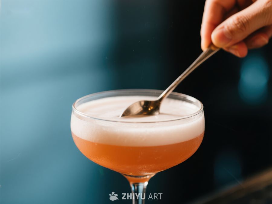 调酒师搅拌一杯泡沫鸡尾酒 132