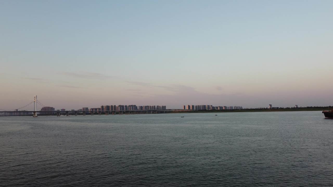 日落时分的河上风景