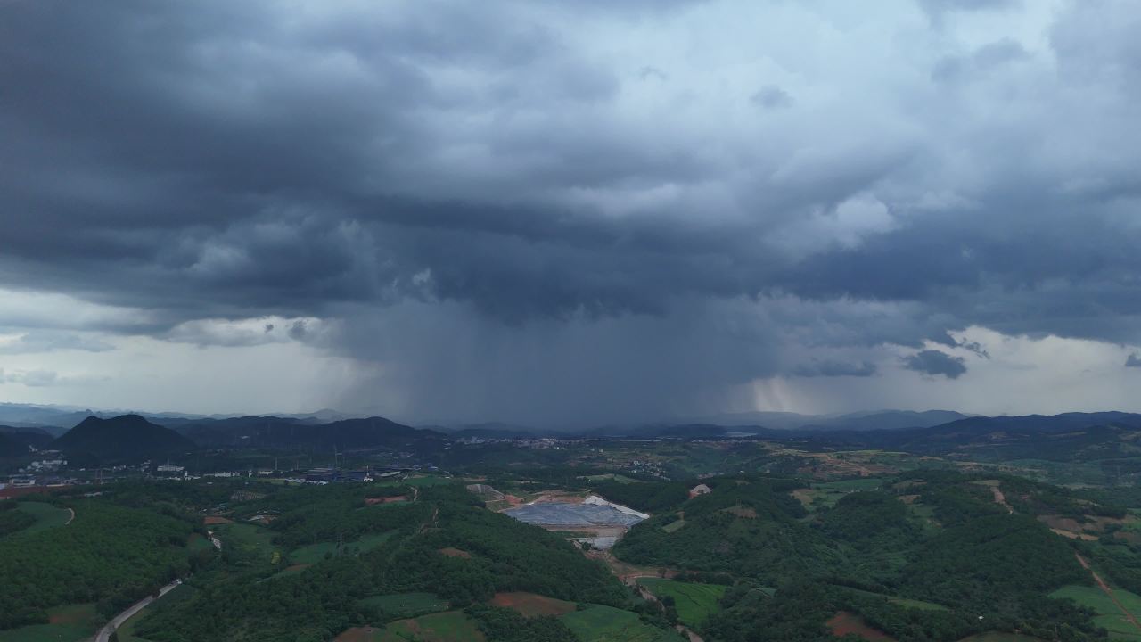 暴雨笼罩的山间