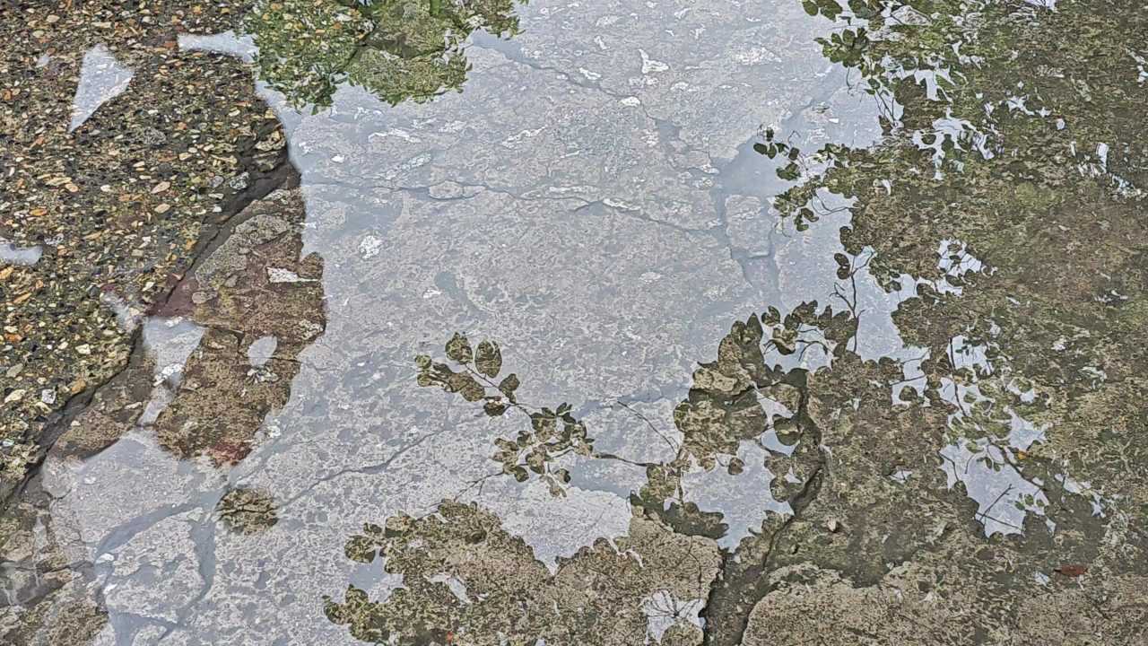 4K雨后微风路面积水倒影