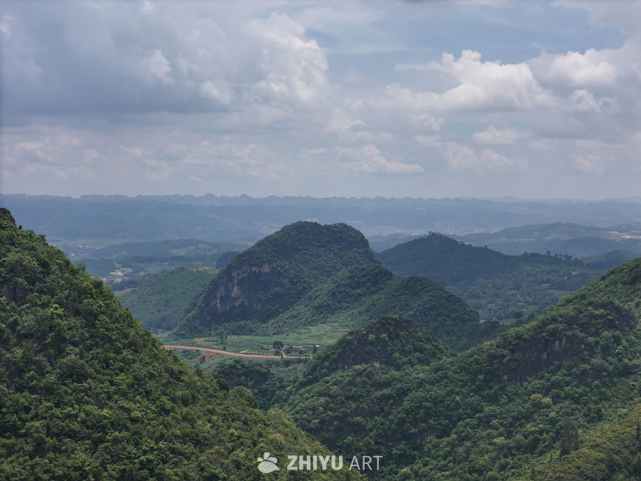 青山叠翠，云海苍茫