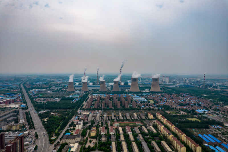 城市工业生产工厂烟冲炊烟环境污染航拍摄影图