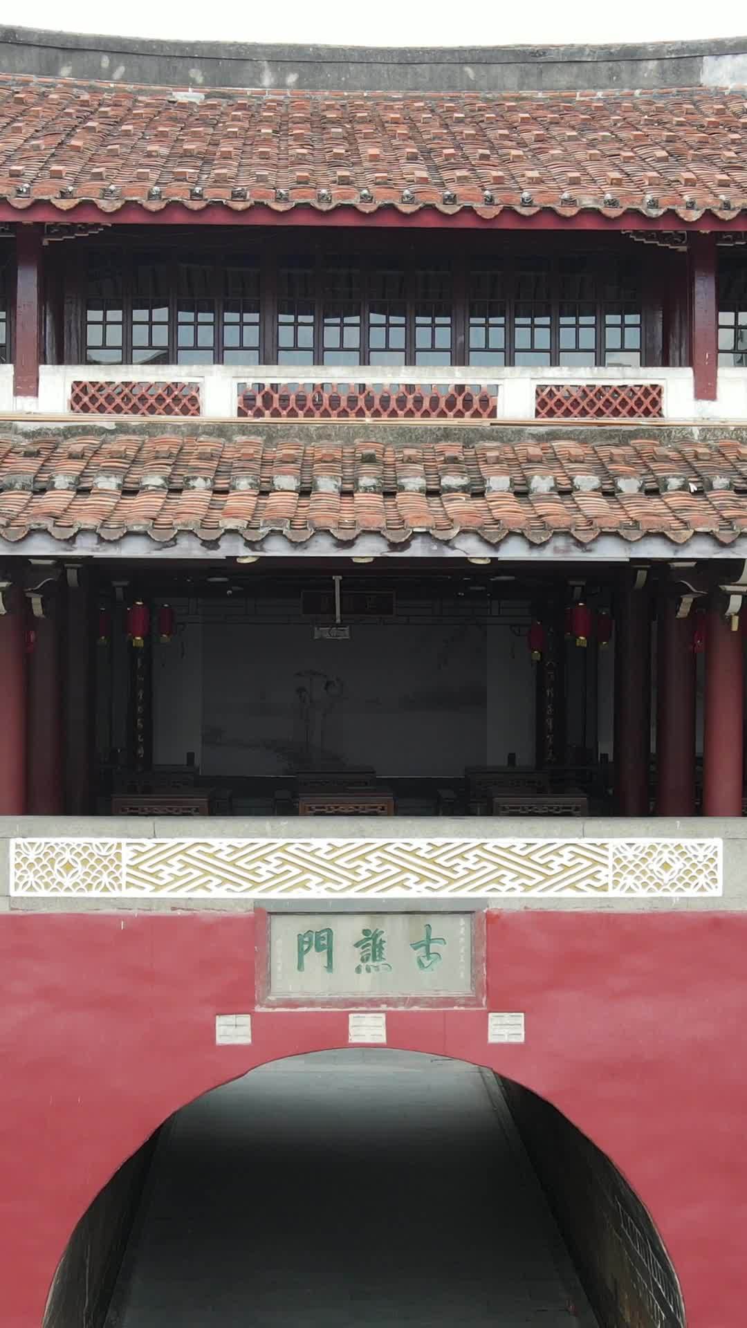 传统牌坊下的现代都市