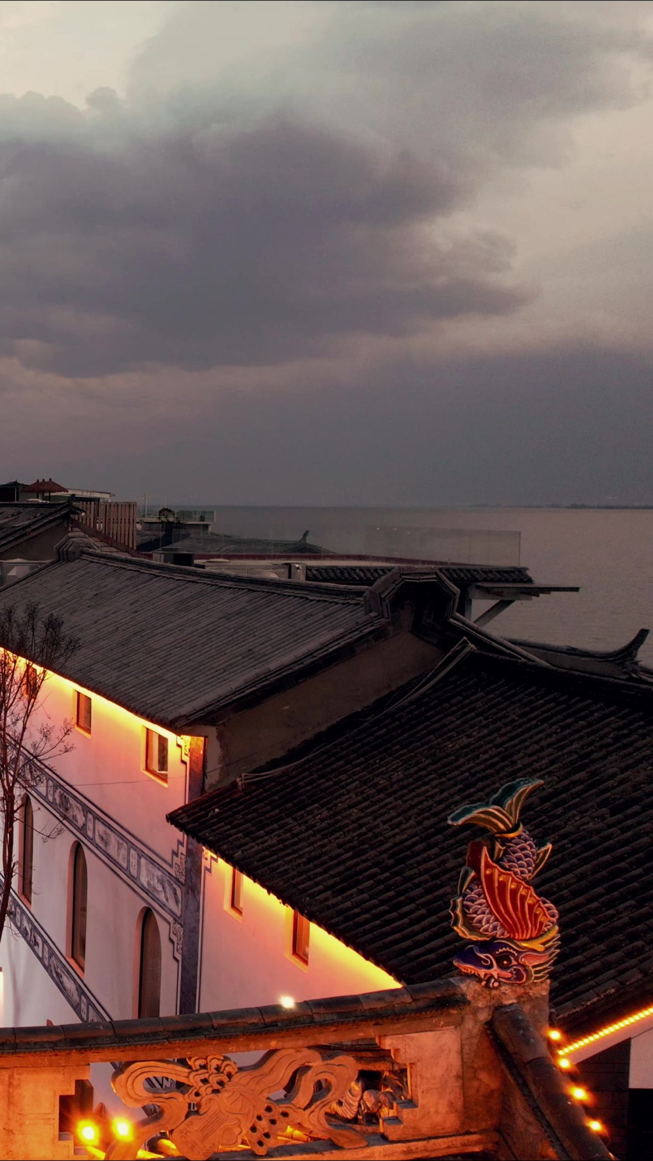 云南大理双廊古镇夜幕降临夜景灯光竖屏航拍 
