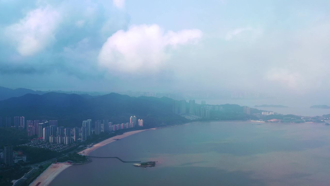 珠海地标建筑日以贝云雾缭绕