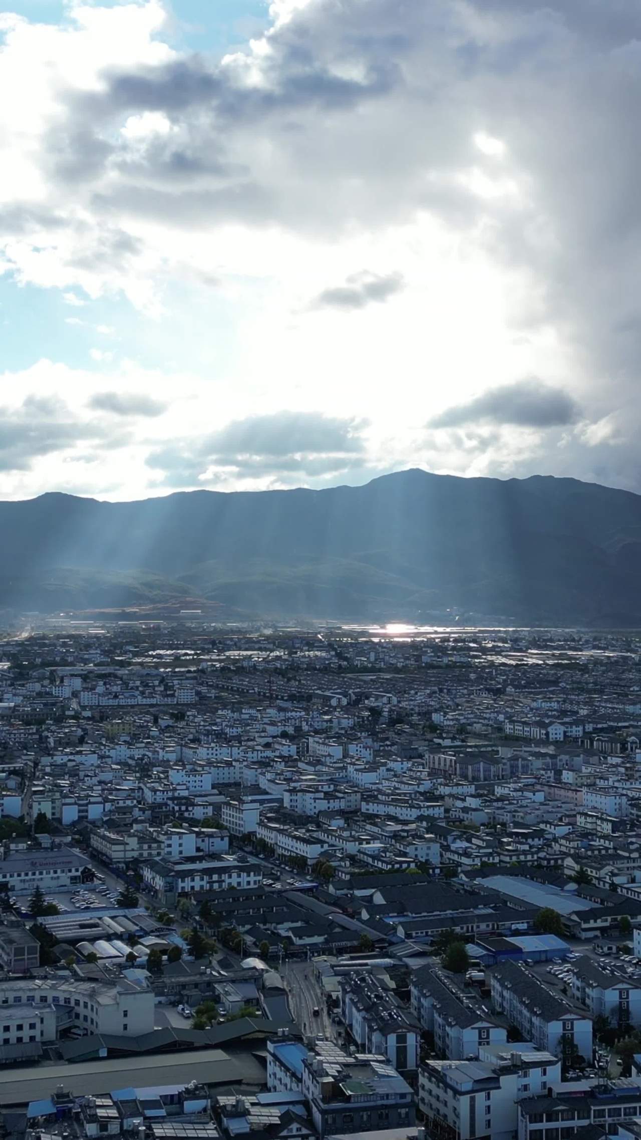 阳光下的城市与山脉