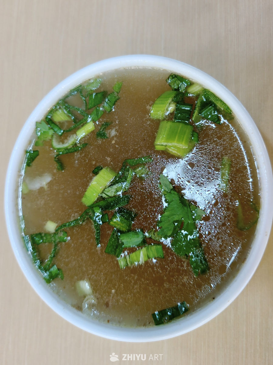 葱香点睛·白瓷碗里的醇香牛肉汤
