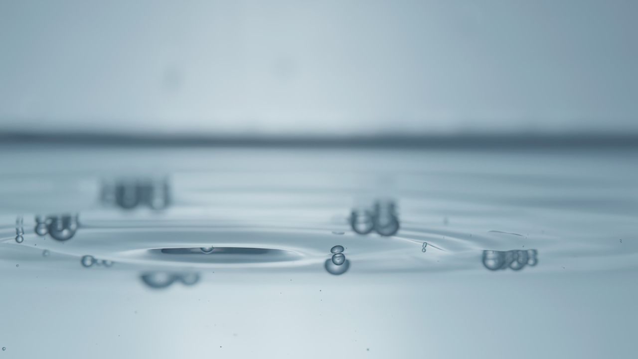 透明清澈水滴溅起水花升格慢镜头 2