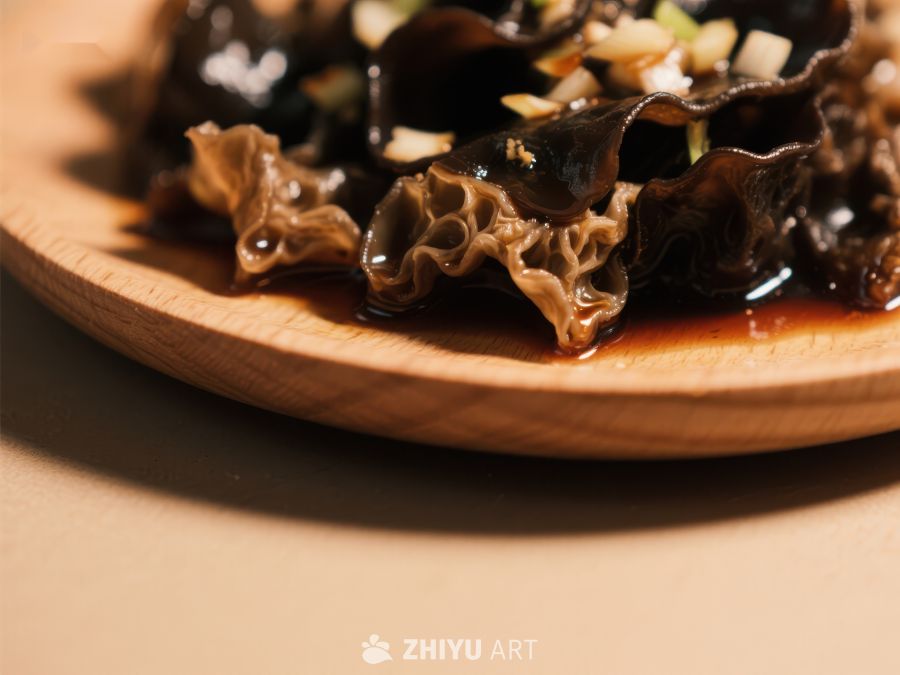 木耳菜肴特写，木质盘中呈现 1044