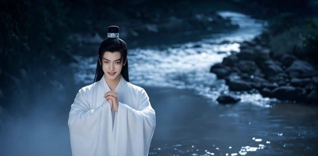 着白衣男子河边微笑，背景黑暗有树木岩石。