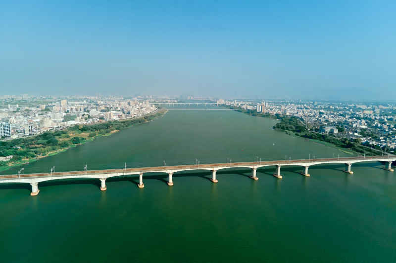航拍高铁线路穿过江面