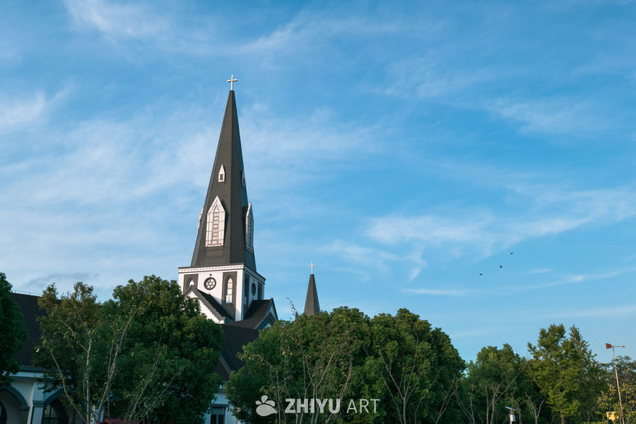 教堂尖塔映蓝天