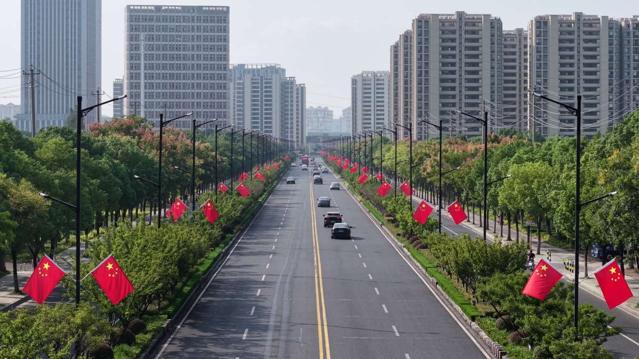 喜迎国庆，道路处处国旗红