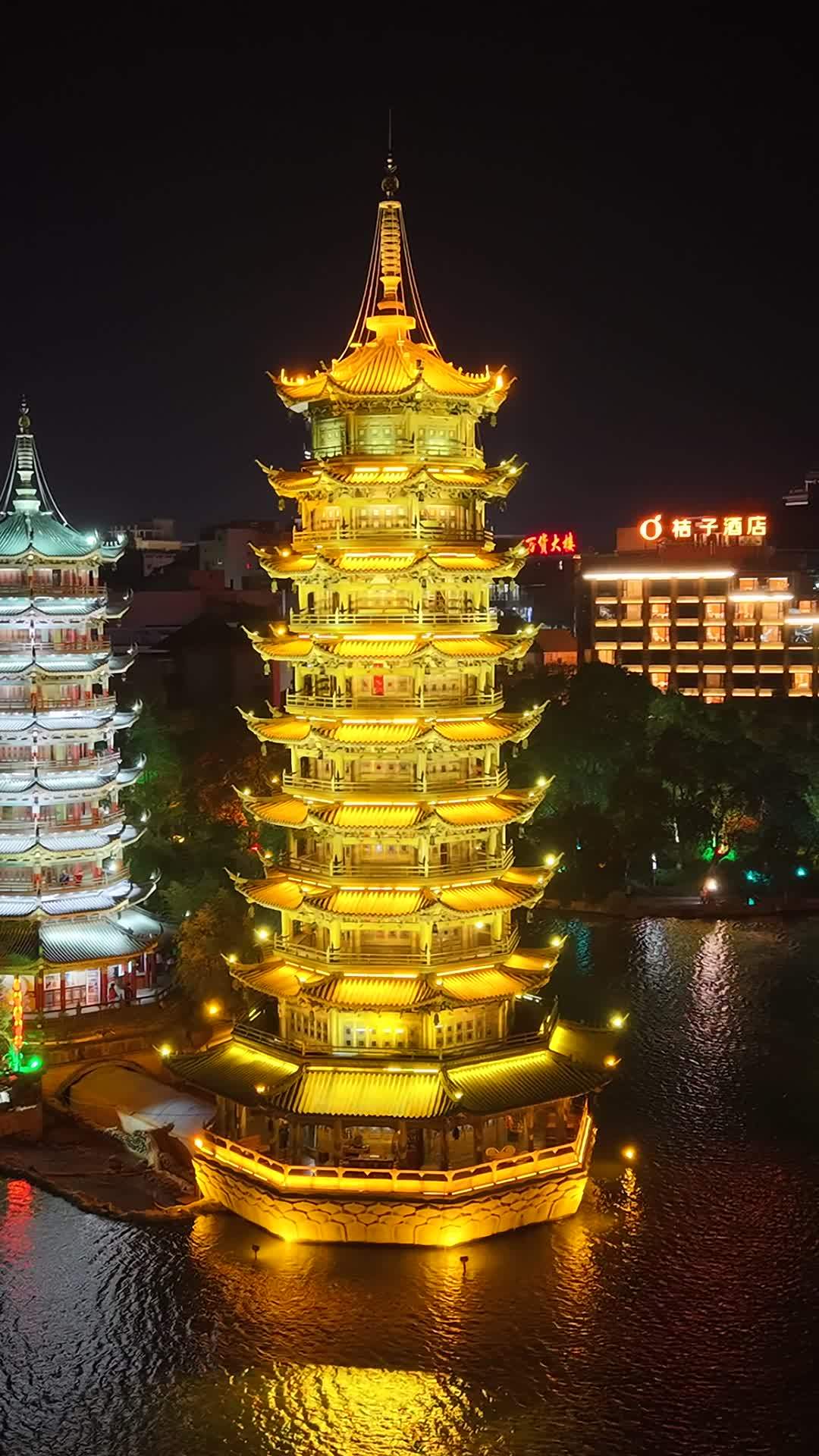竖版航拍桂林两江四湖夜景日月双塔 (3)