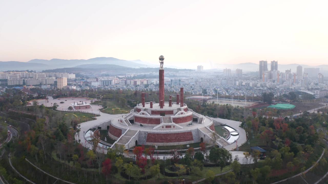 清晨城市的圆柱形建筑俯瞰