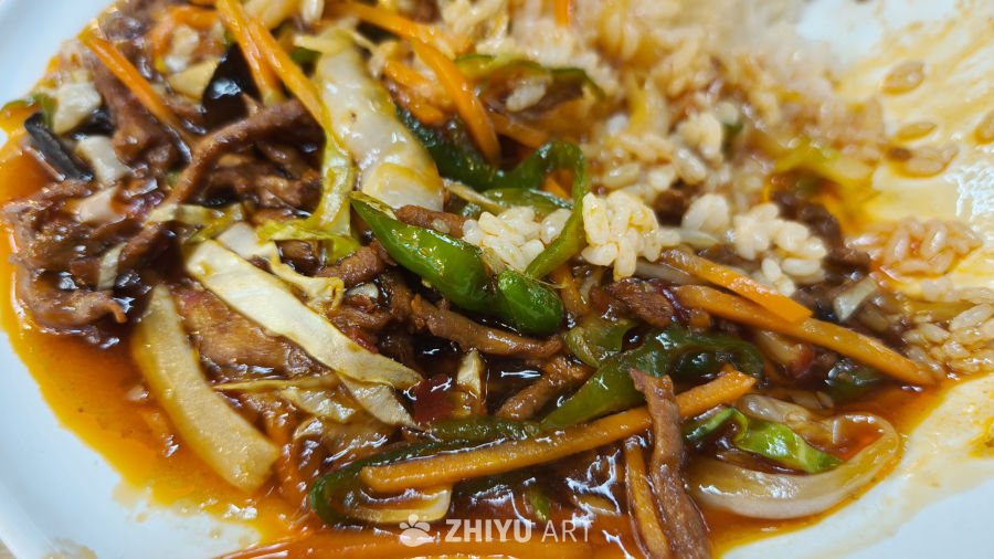 家常鱼香肉丝盖饭特写