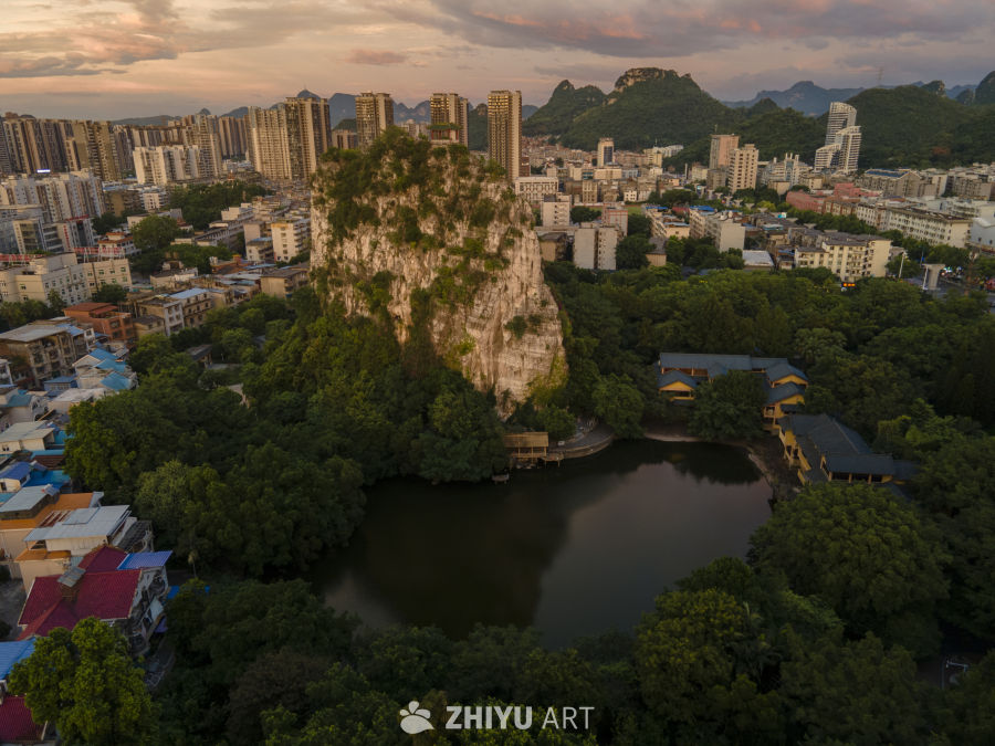 城市山湖黄昏景