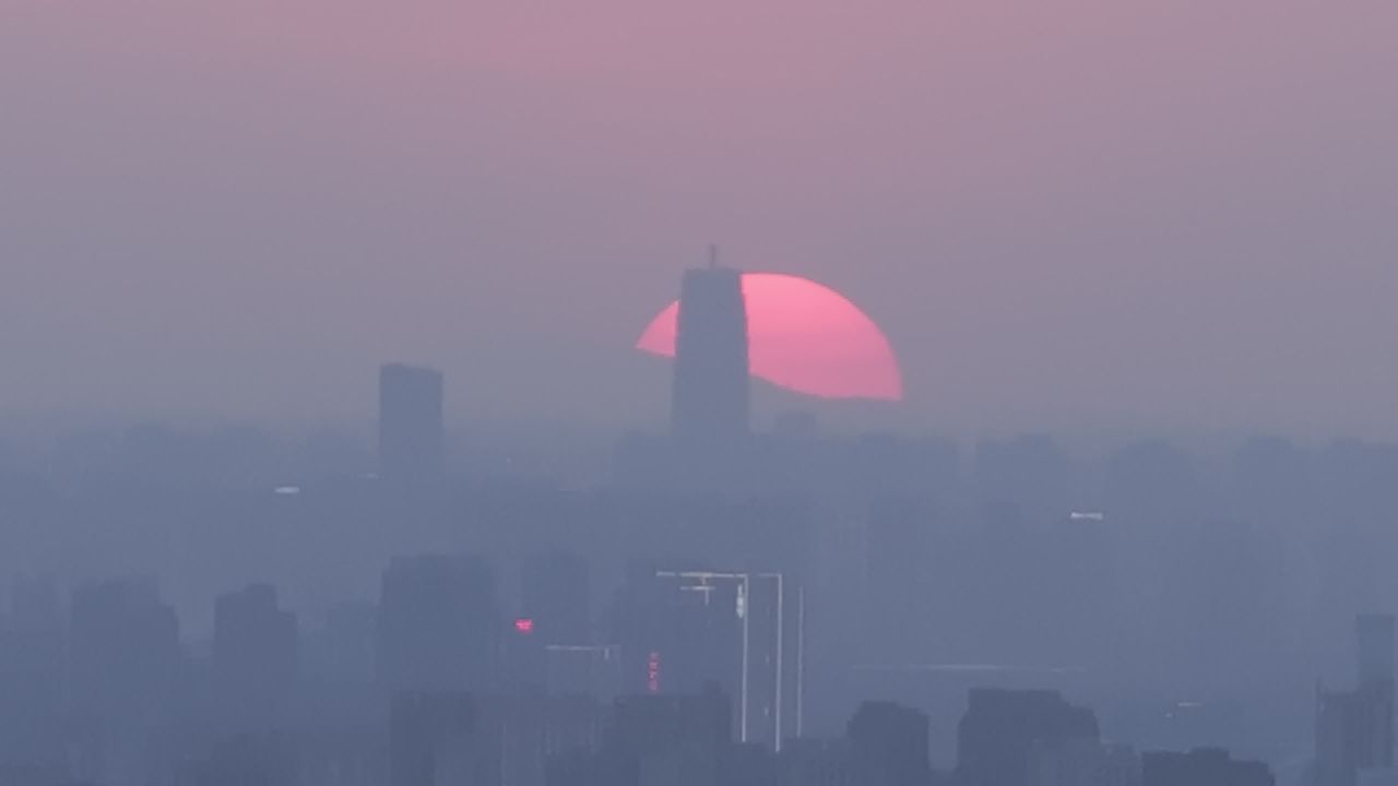 雾中城市的日落