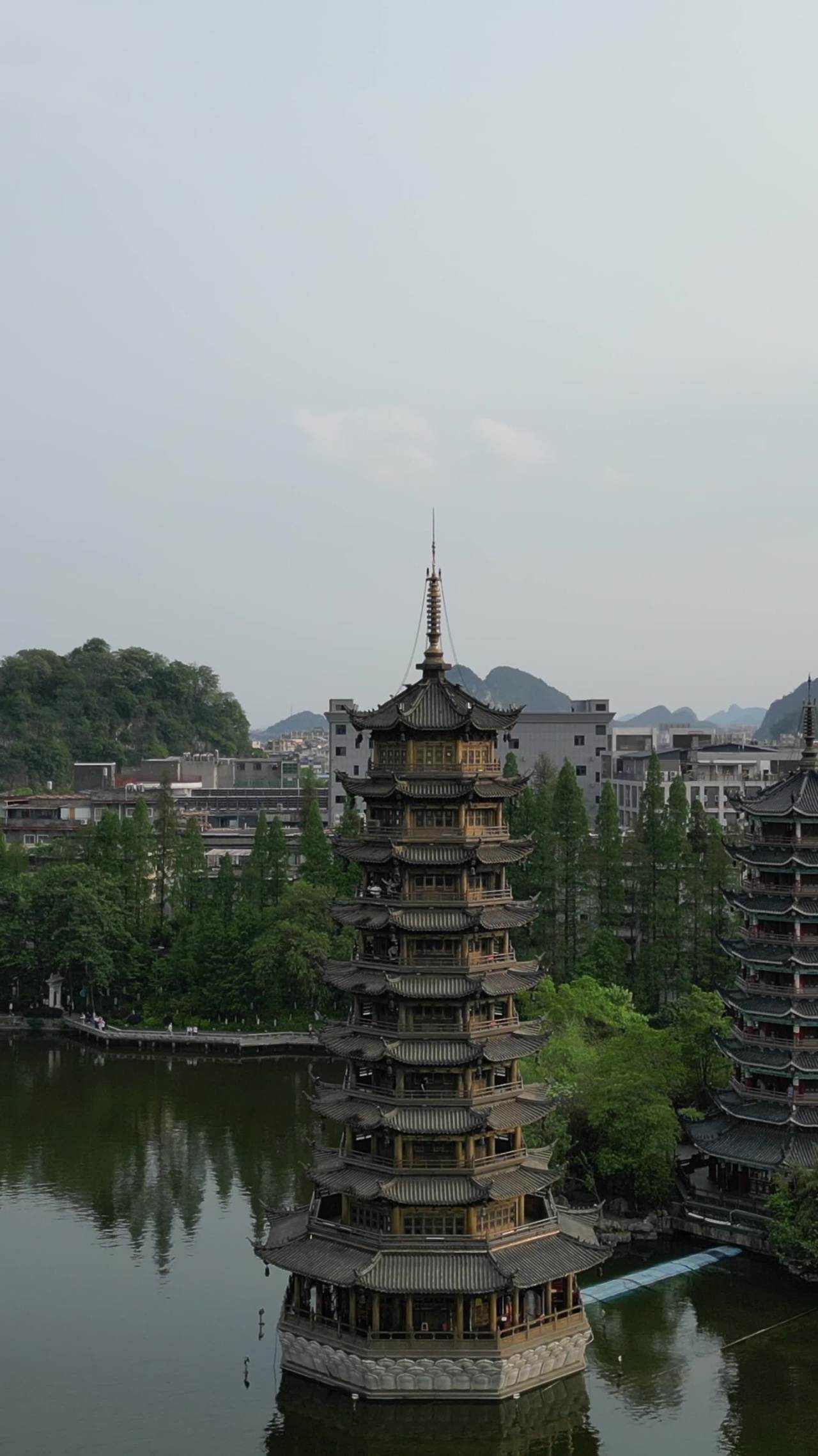 古塔湖畔静谧时光