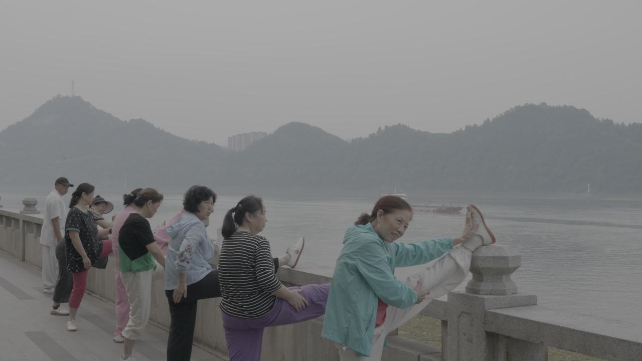 河边晨练的悠闲时光
