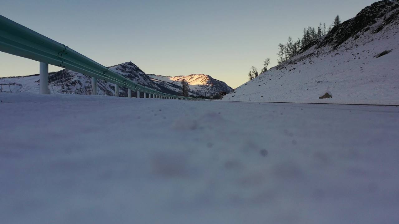 雪路山景